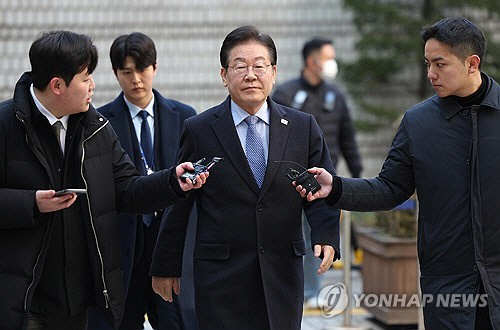 이재명 더불어민주당 대표가 지난 14일 서울 서초구 서울중앙지방법원에서 열린 '대장동 배임·성남FC 뇌물' 1심 속행 공판에 출석하며 취재진의 질문을 듣고 있다. [연합뉴스]